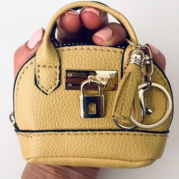 NWT Gorgeous Yellow Pu Leather Purse Bag Charm Lobster Keyring Keyring Keyholder - Picture 1 of 16